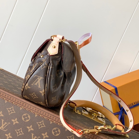 Louis Vuitton Classic Monogram Crossbody Bag - Picture 2 of 9